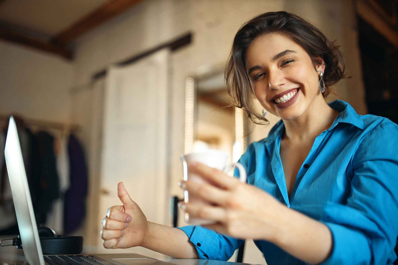 Mulher jovem e feliz comemorando seus sucesso na internet